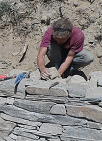 Une formation sur les techniques de construction d'un muret en pierres sèches